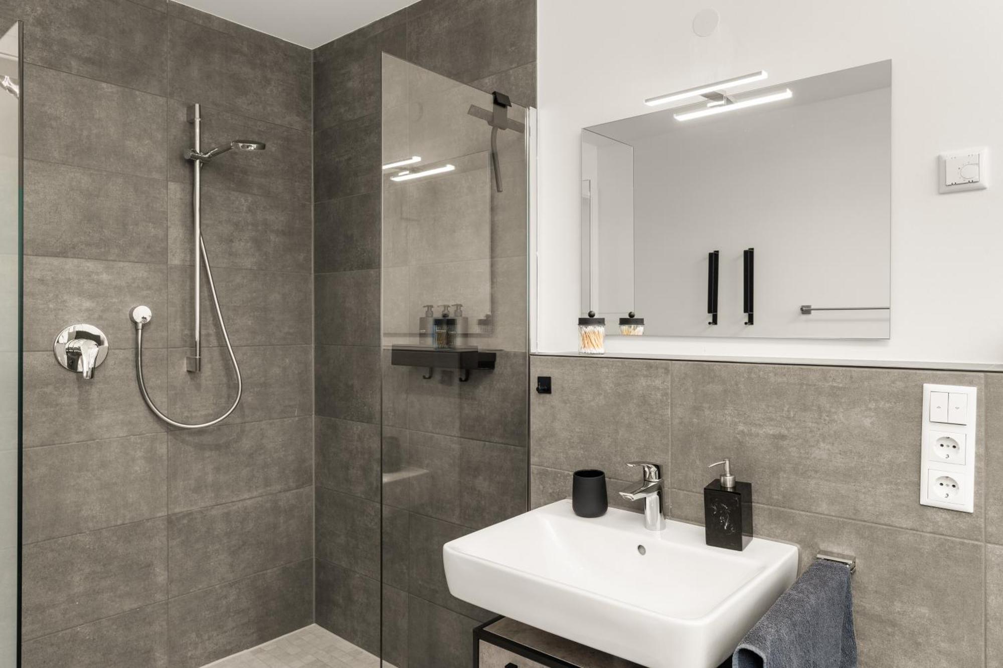 Fairmieten I Moderne Suite I Parkplatz ビーレフェルト エクステリア 写真